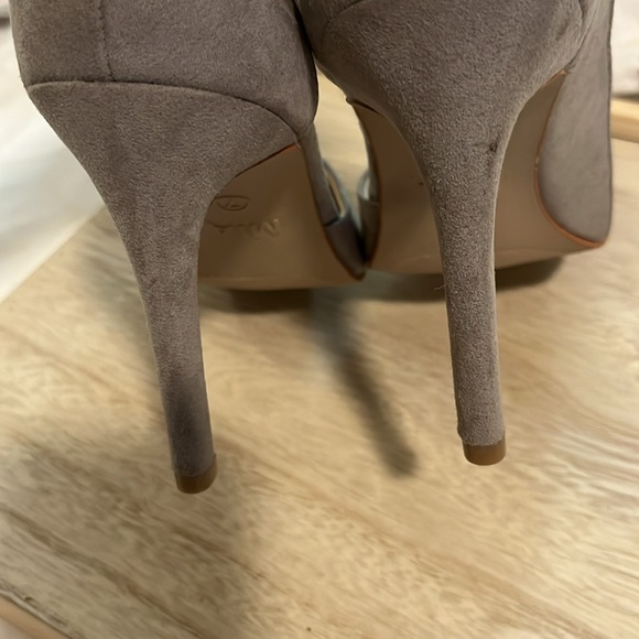 MIA Gray Heels.   Suede Size 7 Med Stunning Worn once - Picture 6 of 6